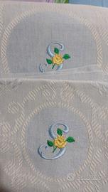 2 coppie asciugamani misto lino ricamati