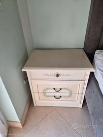 Comodino in stile Shabby Chic / Classico con decor