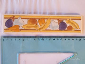 Mattonelle gialle con disegno di verdure