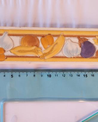 Mattonelle gialle con disegno di verdure