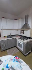Cucina angolare ben tenuta