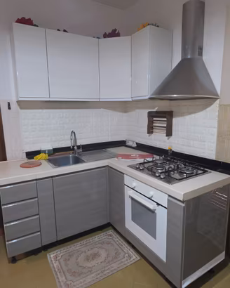 Cucina angolare ben tenuta