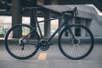 Bici da corsa decathlon con ruote gravel 