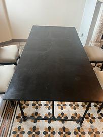 Tavolo in ferro nero con ruote (prov VA)