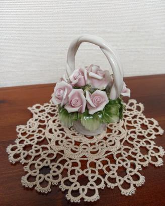 Cestino con bouquet in porcellana di Capodimonte