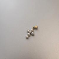 Ciondolo a forma di croce perle oro e brillanti