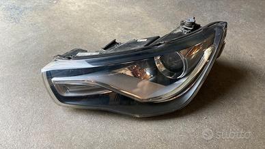 Faro proiettore XENON anteriore SX Audi A1 2011