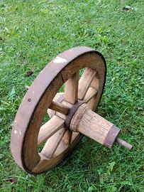 antica ruota di carriola in legno