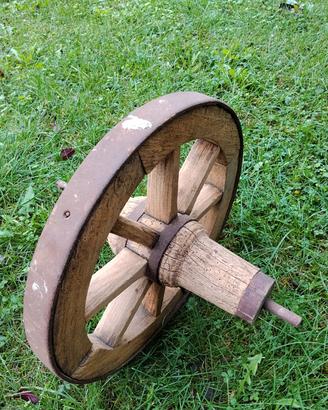 antica ruota di carriola in legno