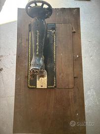 Macchina da cucire Singer 128K del 1913 con mobile