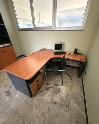 Arredo completo scrivania e mobili