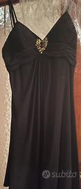 Vestito elegante nero con dettaglio gioiello