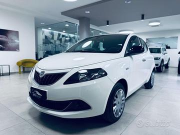 Lancia Ypsilon 1.0 firefly hybrid Silver