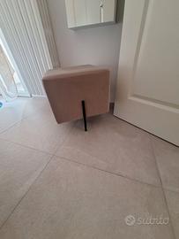 Pouf in velluto beige e struttura in acciaio nero