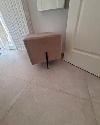 Pouf in velluto beige e struttura in acciaio nero