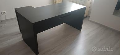 Scrivania nera con piano allungabile