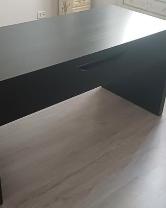 Scrivania nera con piano allungabile