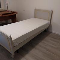 Letto, comodini, scrivania