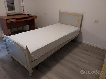 Letto, comodini, scrivania