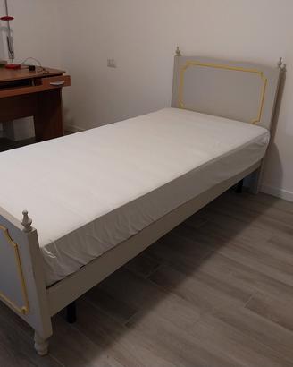 Letto, comodini, scrivania