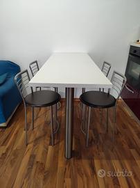 penisola con 4 sedie seduta in cuoio