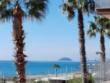 A 10 metri dalla spiaggia fronte e vista mare