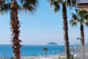 A 10 metri dalla spiaggia fronte e vista mare