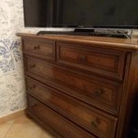 Comò e comodini in radica di noce