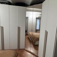 Armadio angolare con letto matrimoniale