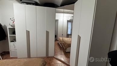 Armadio angolare con letto matrimoniale