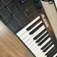 Controller MIDI Alesis V25 25 tasti + 8 pad – pari
