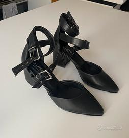 Scarpa nera con tacco