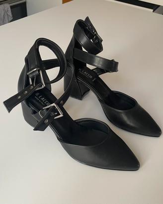 Scarpa nera con tacco