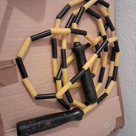 Corda da saltare in plastica nera e gialla