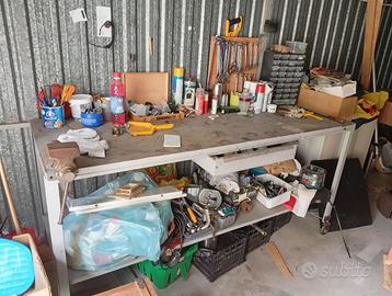 Banco da lavoro in ferro con morsa e rotelle