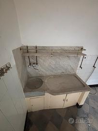 Lavandino in marmo antico