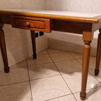 Tavolo in legno con top bianco