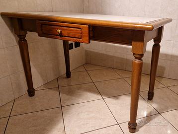 Tavolo in legno con top bianco