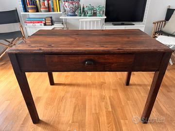 Tavolo antico in legno massiccio con cassetto