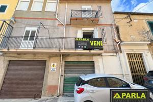 Casa indipendente di 300 m² con più di 5 locali a 
