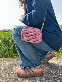 Pochette a uncinetto rosa satinato