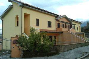 Esclusivo bilocale con giardino e vista sibillini