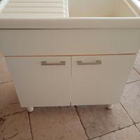 lavabo in ceramica con sgocciolatoio