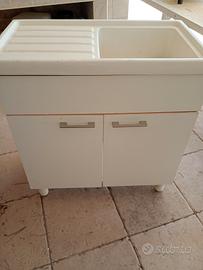 lavabo in ceramica con sgocciolatoio