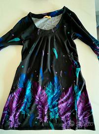 Abito tunica nero con piume colorate