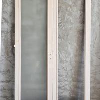 porta in legno con due ante con vetro e telaio