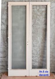 porta in legno con due ante con vetro e telaio
