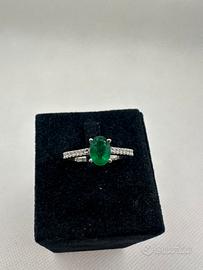 Anello in oro con smeraldo e diamanti