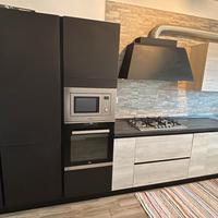 cucina con elettrodomestici 