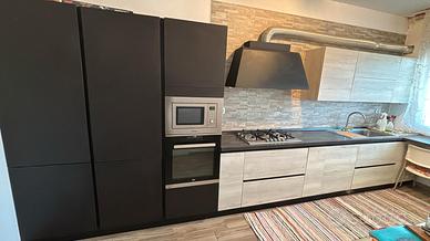 cucina con elettrodomestici 